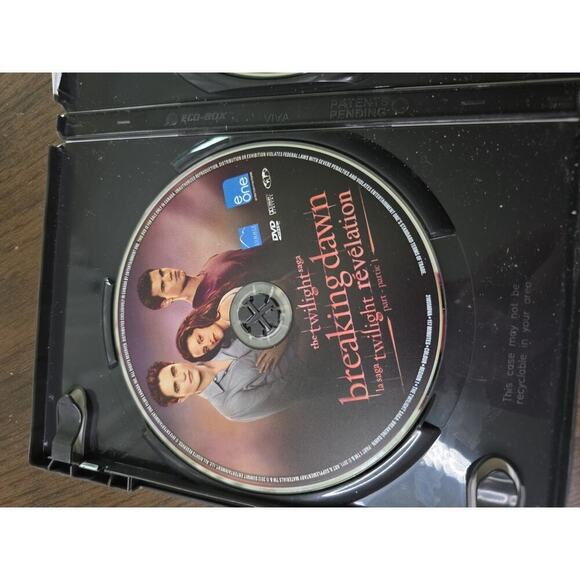 2 DVD Special Edition Sets: The Twilight Saga - Breaking Dawn Part 1, Eclipse - Picture 9 of 16